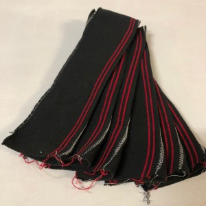 Tela Cuellos de chomba Negro con 2 Lineas Rojas