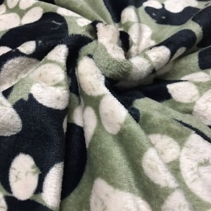Tela Polar Soft Estampado - Patitas Blancas y Negras Fondo Verde